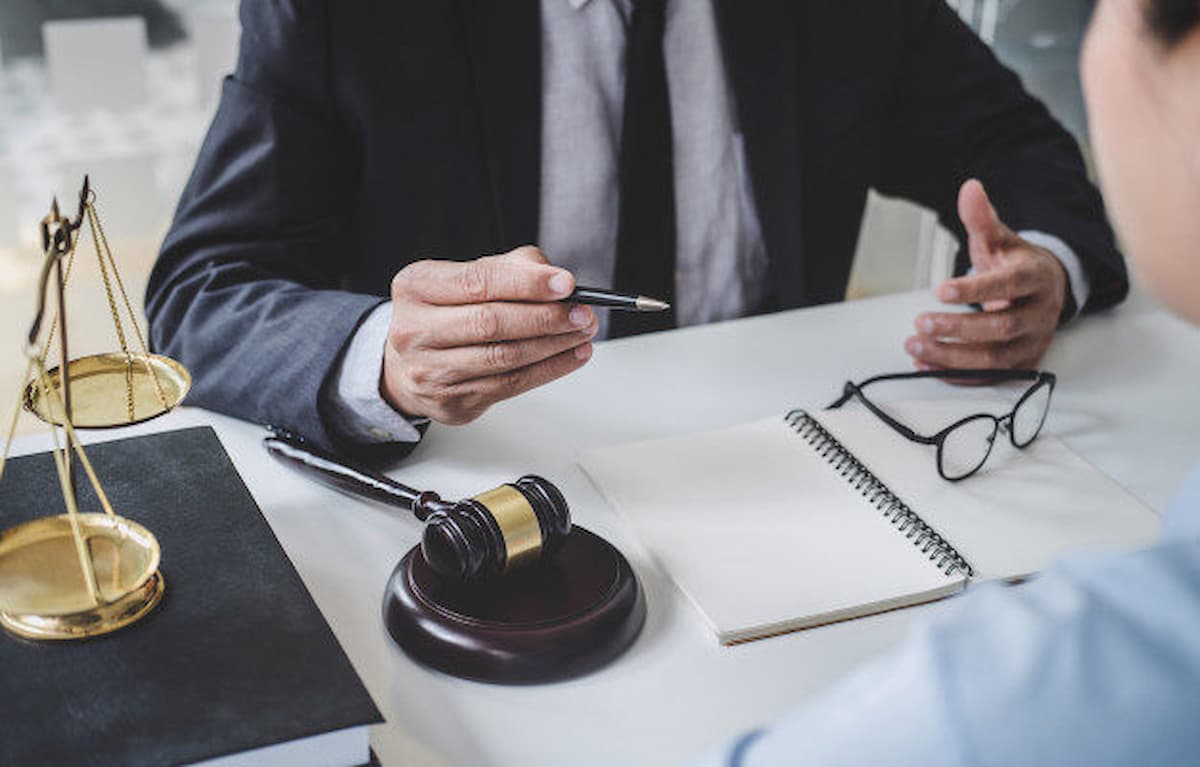 ¿Cómo contratar a un abogado fiscalista?