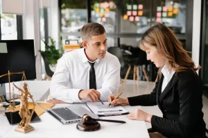 Equipo de profesionales revisando documentos en una mesa de trabajo